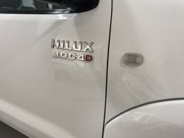TOYOTA - HILUX 3.0 SR 4X4 CD 16V TURBO INTERCOOLER DIESEL 4P AUTOMÁTICO - 2011/2012 - Branca - R$ 119.900,00