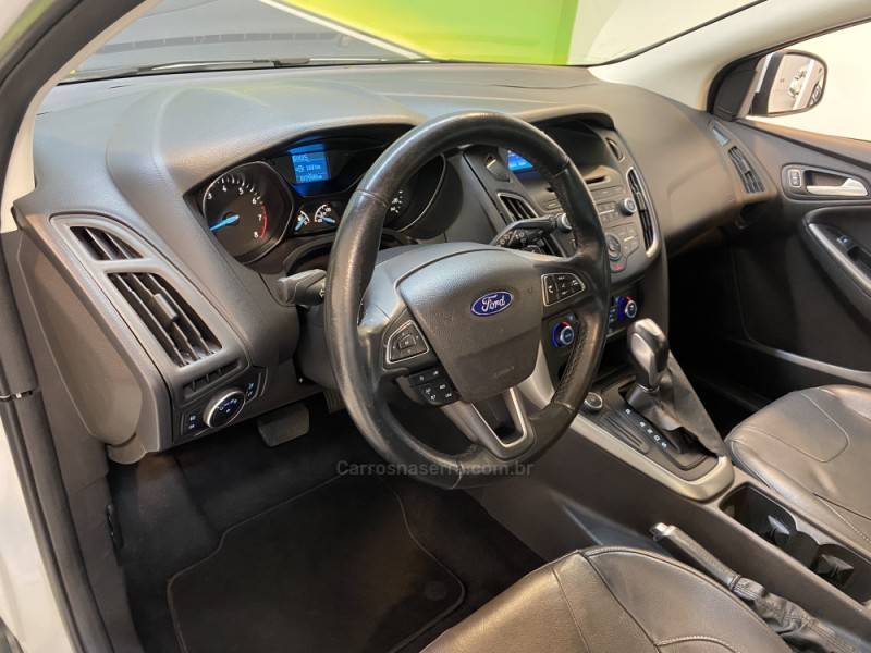 FORD - FOCUS 2.0 SE PLUS 16V FLEX 4P AUTOMÁTICO - 2015/2016 - Branca - R$ 59.900,00