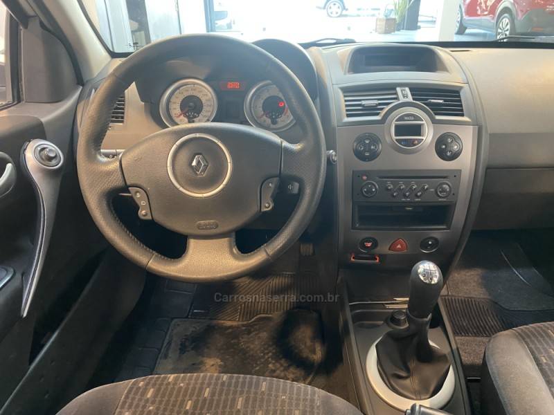 RENAULT - MÉGANE 1.6 DYNAMIQUE GRAND TOUR 16V FLEX 4P MANUAL - 2011/2012 - Prata - R$ 36.900,00