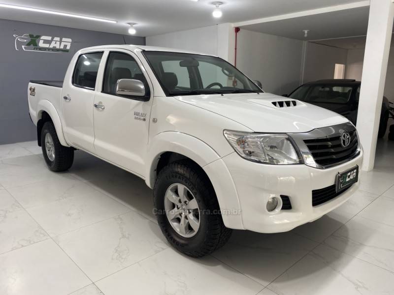 TOYOTA - HILUX 3.0 SRV 4X2 CD 16V TURBO INTERCOOLER DIESEL 4P MANUAL - 2011/2012 - Branca - R$ 119.900,00