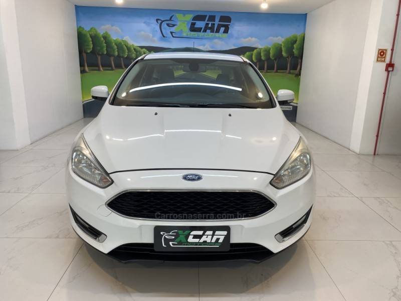 FORD - FOCUS 2.0 SE PLUS 16V FLEX 4P AUTOMÁTICO - 2015/2016 - Branca - R$ 63.900,00