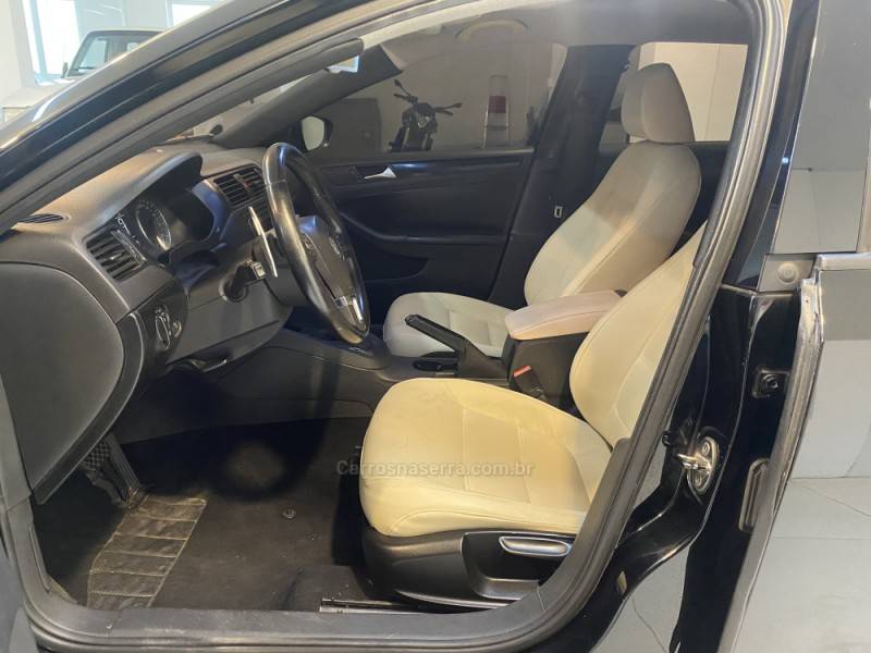 VOLKSWAGEN - JETTA 2.0 COMFORTLINE FLEX 4P TIPTRONIC - 2011/2012 - Preta - R$ 59.900,00
