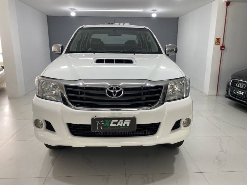 TOYOTA - HILUX 3.0 SRV 4X2 CD 16V TURBO INTERCOOLER DIESEL 4P MANUAL - 2011/2012 - Branca - R$ 119.900,00