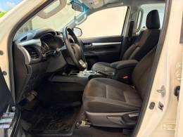 TOYOTA - HILUX 2.8 SR 4X4 CD 16V DIESEL 4P AUTOMÁTICO - 2023/2024 - Branca - R$ 235.900,00