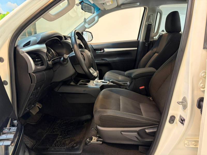 TOYOTA - HILUX 2.8 SR 4X4 CD 16V DIESEL 4P AUTOMÁTICO - 2023/2024 - Branca - R$ 235.900,00