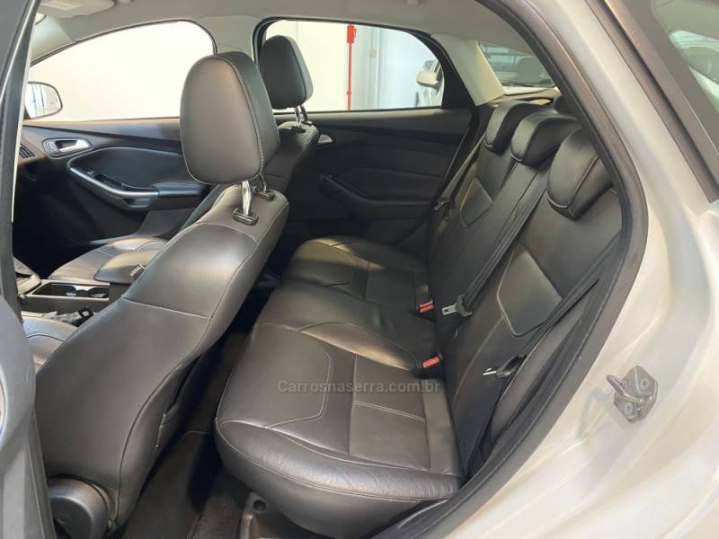 FORD - FOCUS 2.0 SE PLUS 16V FLEX 4P AUTOMÁTICO - 2015/2016 - Branca - R$ 59.900,00