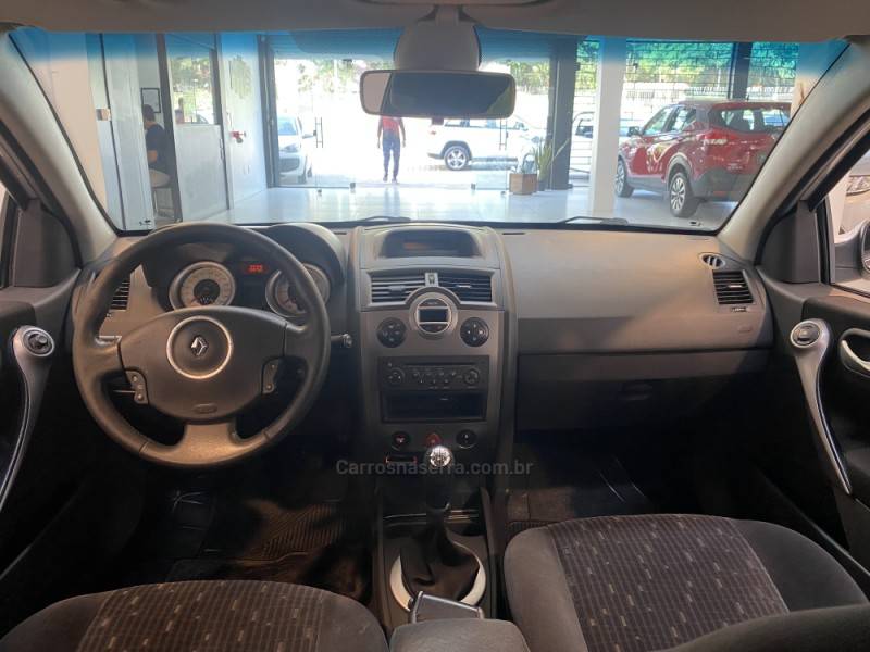 RENAULT - MÉGANE 1.6 DYNAMIQUE GRAND TOUR 16V FLEX 4P MANUAL - 2011/2012 - Prata - R$ 36.900,00