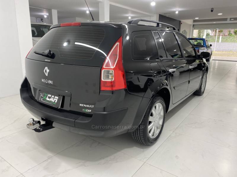 RENAULT - MÉGANE 1.6 DYNAMIQUE GRAND TOUR 16V FLEX 4P MANUAL - 2011/2012 - Preta - R$ 36.900,00