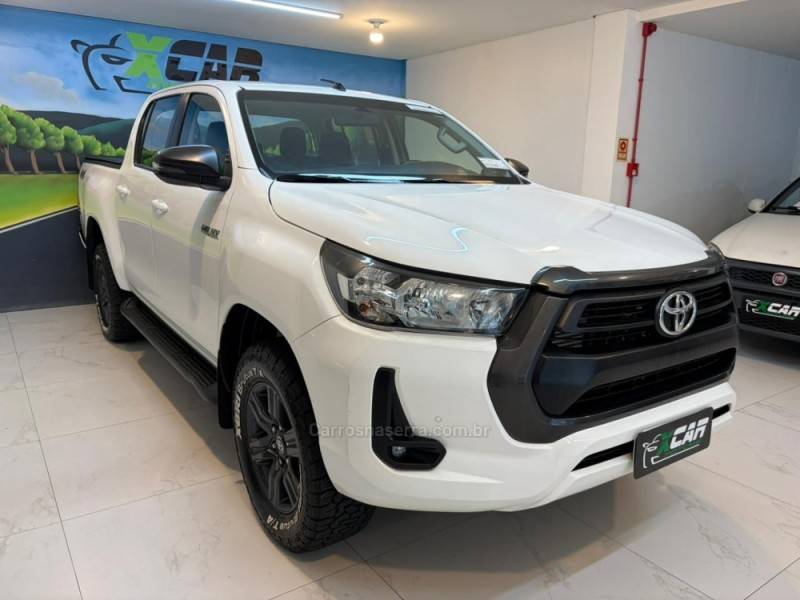 TOYOTA - HILUX 2.8 SR 4X4 CD 16V DIESEL 4P AUTOMÁTICO - 2023/2024 - Branca - R$ 235.900,00