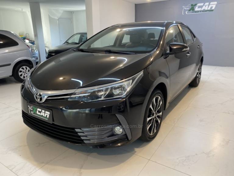 TOYOTA - COROLLA 2.0 XEI 16V FLEX 4P AUTOMÁTICO - 2017/2018 - Marrom - R$ 104.900,00