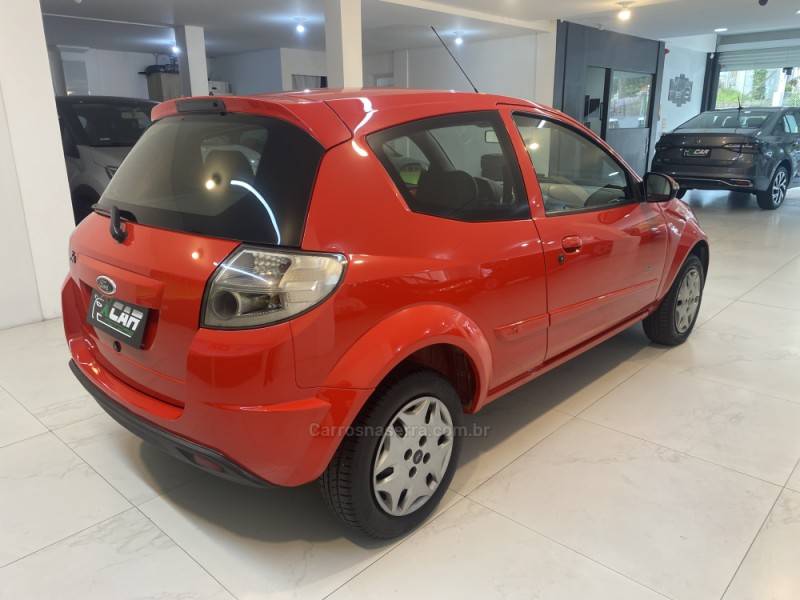 FORD - KA 1.0 MPI CLASS 8V FLEX 2P MANUAL - 2013/2013 - Vermelha - R$ 33.900,00