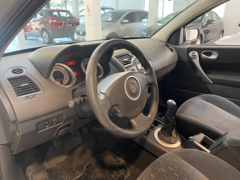 RENAULT - MÉGANE 1.6 DYNAMIQUE GRAND TOUR 16V FLEX 4P MANUAL - 2011/2012 - Prata - R$ 36.900,00