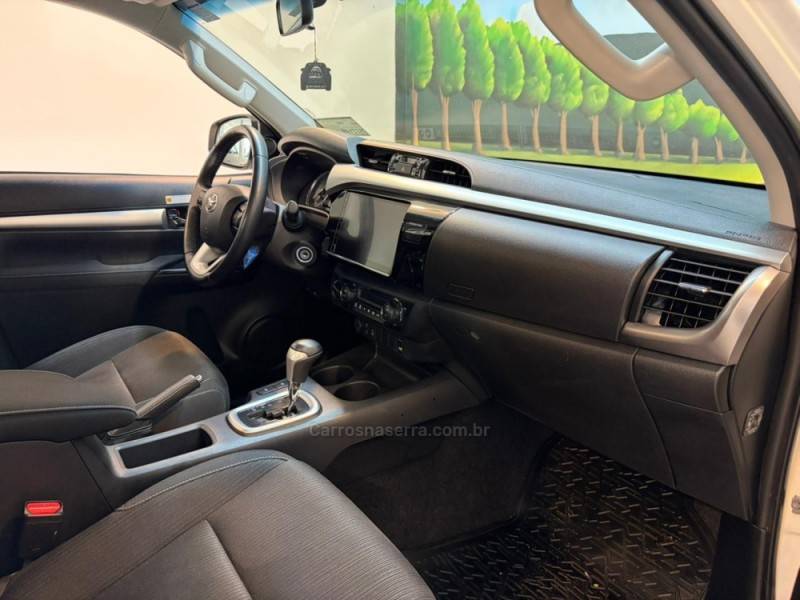 TOYOTA - HILUX 2.8 SR 4X4 CD 16V DIESEL 4P AUTOMÁTICO - 2023/2024 - Branca - R$ 235.900,00