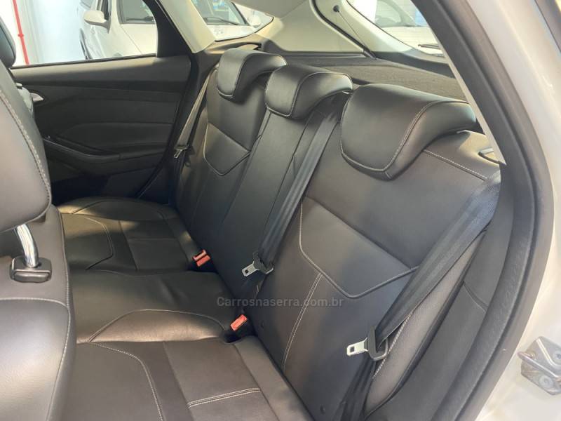 FORD - FOCUS 2.0 SE PLUS 16V FLEX 4P AUTOMÁTICO - 2015/2016 - Branca - R$ 59.900,00